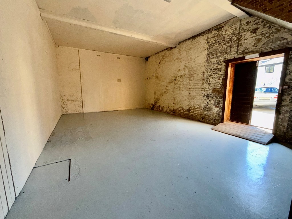 Lot: 78 - VACANT COMMERCIAL PROPERTY IN TOWN CENTRE LOCATION - Ground floor of former escape room